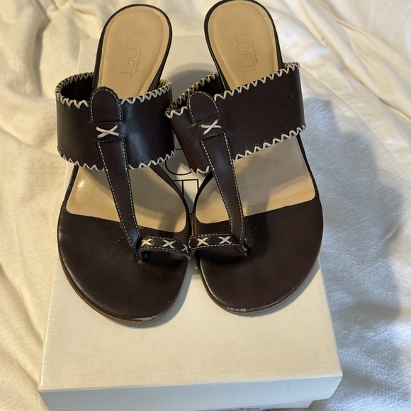 Ann Taylor Loft brown kitten heeled sandals with cream stitching. Size 7.5 - Picture 2 of 8